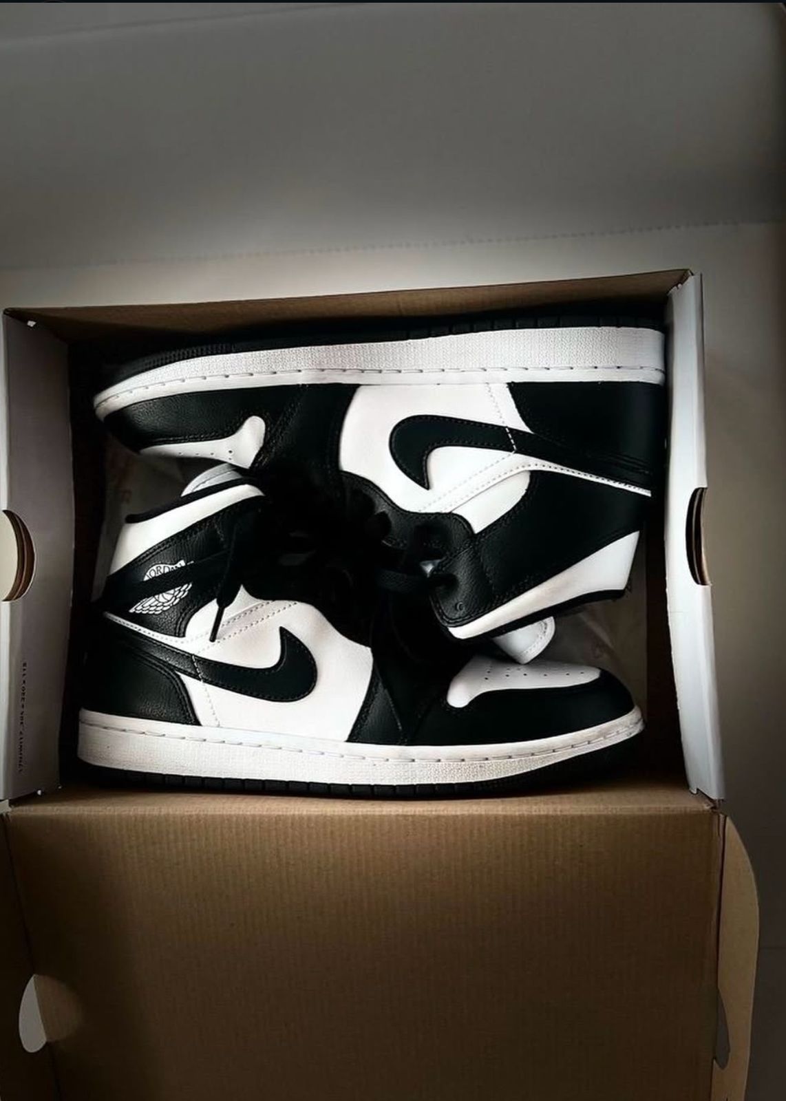 NIKE AIR JORDAN 1